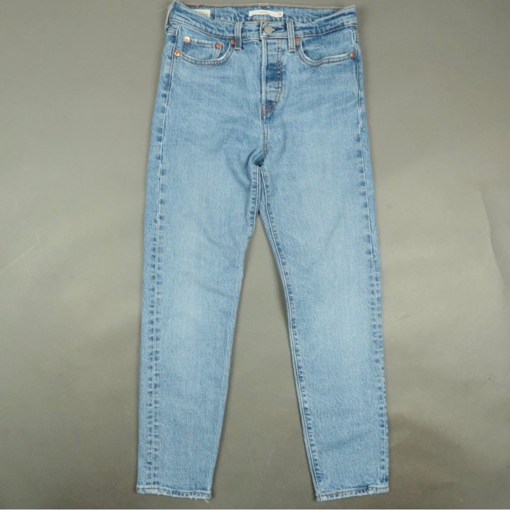 SOLD! Levi's Wedgie Icon Fit Jeans in These Dreams bootcut Size 26